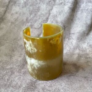 Onyx-patterned cuff bracelet